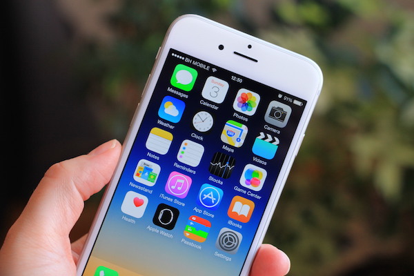 Foto che mostra la home screen di un iPhone 6