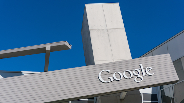 Foto che mostra il logo di Google su un edificio