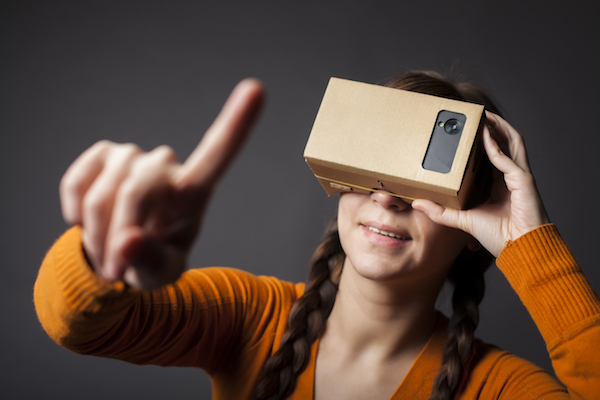 Foto di una bambina che usa Google CardBoard