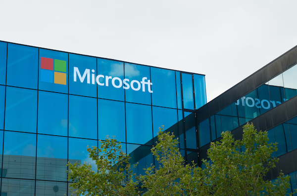 Foto che mostra un edificio con logo Microsoft