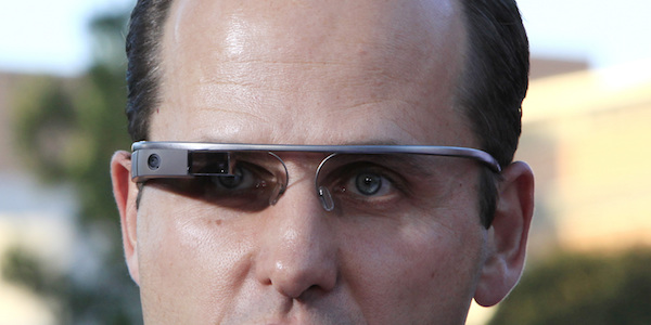 Foto di un uomo che indossa i Google Glass
