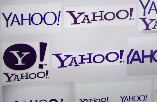 Foto che mostra i vari loghi di Yahoo!