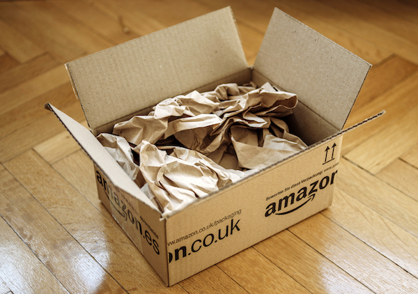 Foto che mostra un pacco Amazon