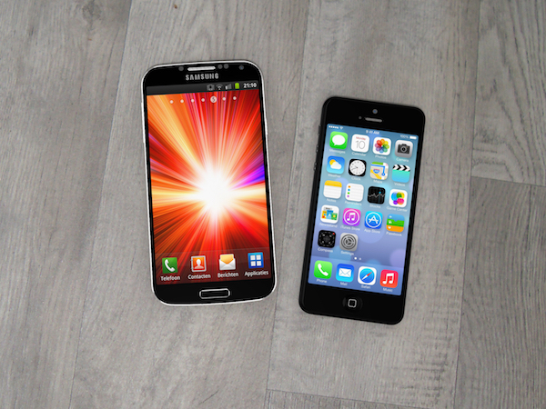 Foto di uno smartphone Samsung  e di un iPhone