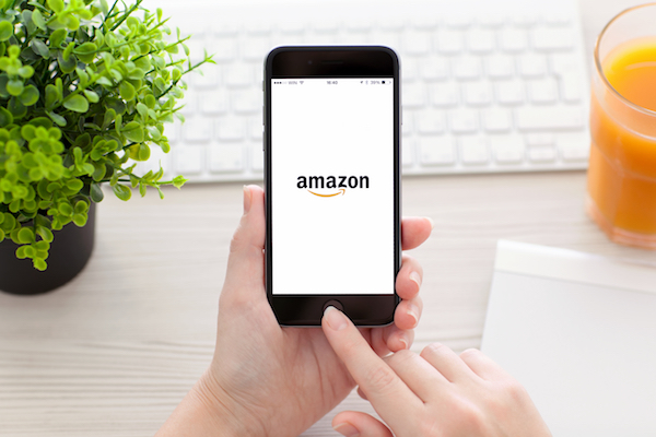 Foto che mostra l'app Amazon in uso su iPhone