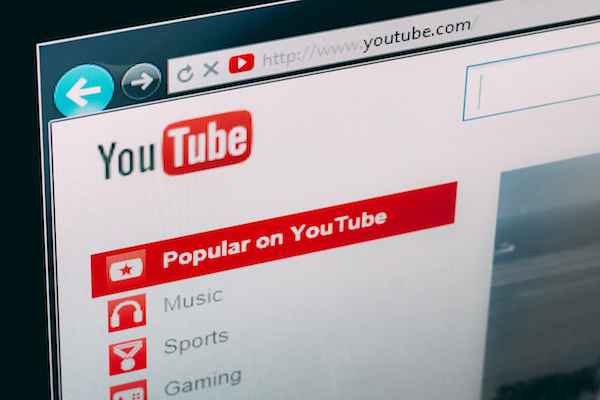 Foto che mostra il logo di YouTube online