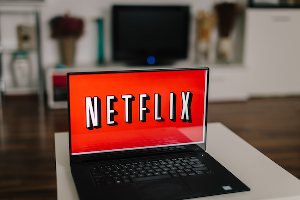 Foto di un computer con in uso Netflix