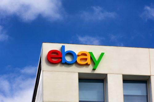Foto che mostra il logo di eBay