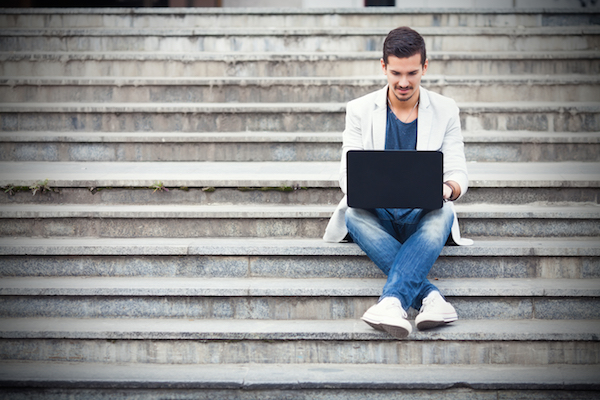 Ragazzo con laptop